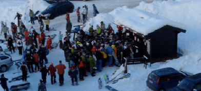 Cervinia > 15.11.2008 > la solita coda Italian style alla biglietteria