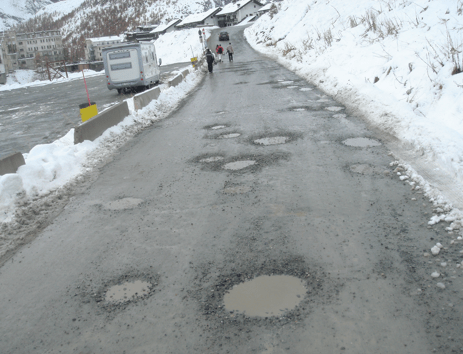 Cervinia > la strada che porta al parcheggio delle funivie (1.11.2008)