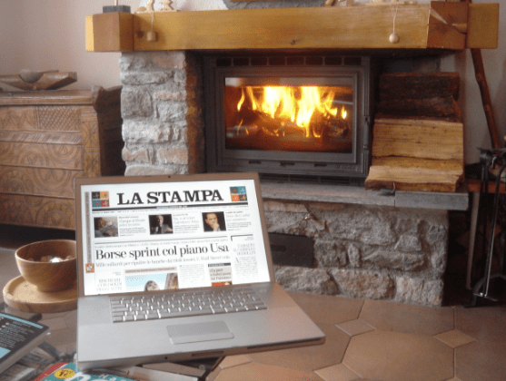 Leggere il giornale davanti al camino Leggere il giornale davanti al camino