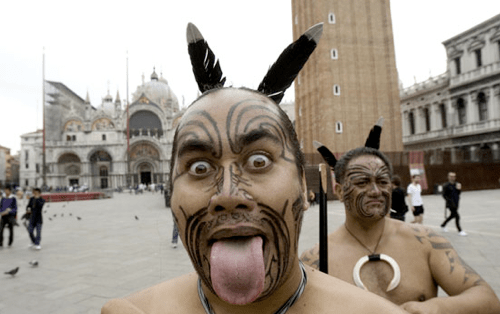 GUARDIAN > performance di due Maori in Piazza San Marco (Tony Gentile/Reuters)