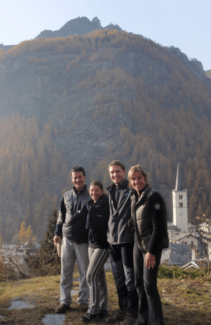 Alberto, Magali, Sylvain e Lorenza: sullo sfondo la parete della ferrata di Valtournenche