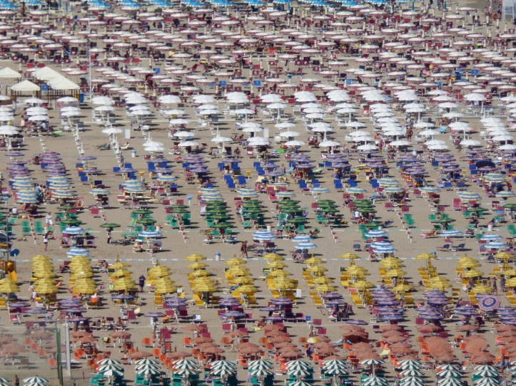 se ben ricordo questa foto mostra la spiaggia di Gabicce, sull'Adriatico. Anche questo è mare, almeno per altri...