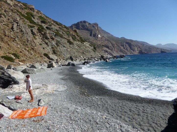 Amorgos, in lontananza, incastonato tra le rocce, il monastero di Hozoviotissa 