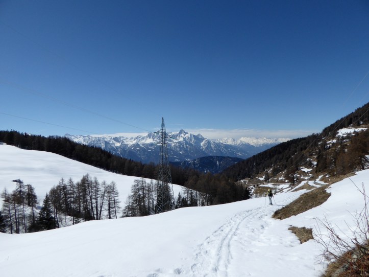 salendo da Promiod lungo la poderale