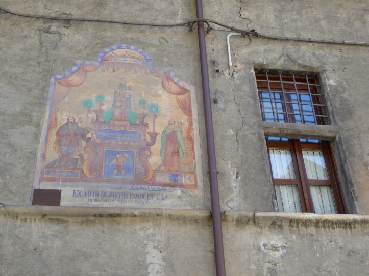 Nella via principale di Bourg