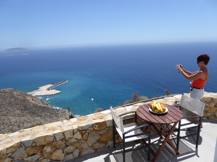 Dal terrazzo si controlla chi arriva al porto: nessuno!