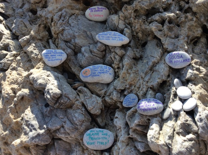 Sul retro dei sassi si possono lasciare messaggi istruttivi ai turisti che passeranno 