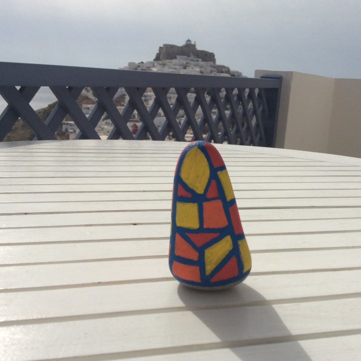 Sasso obelisco, sullo sfondo la chora di Astypalaia