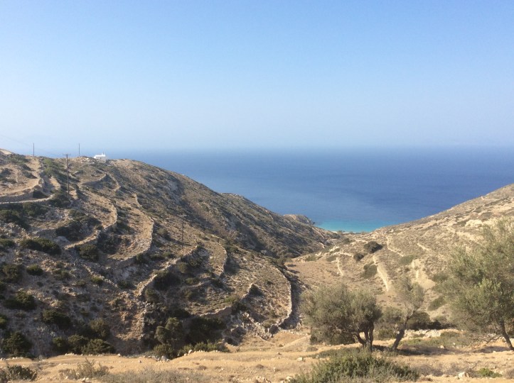 In basso la spiaggia di Livadi