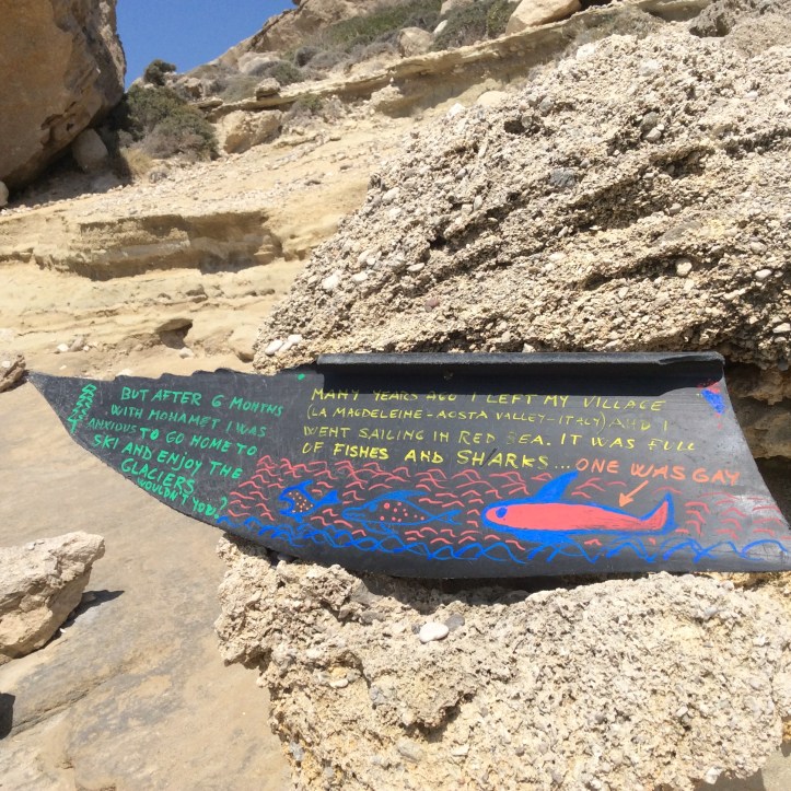 Per dare un po' di colore a un pezzo di plastica sulla spiaggia di Kato Lefkos (Karpathos)
