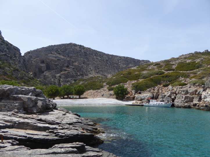 La barca Manolis nella baia di Palatia