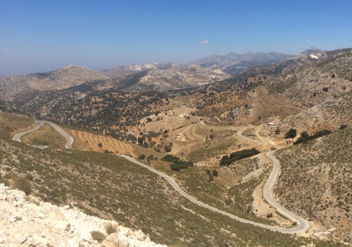 La strada che sale da Apirathes verso Kelados