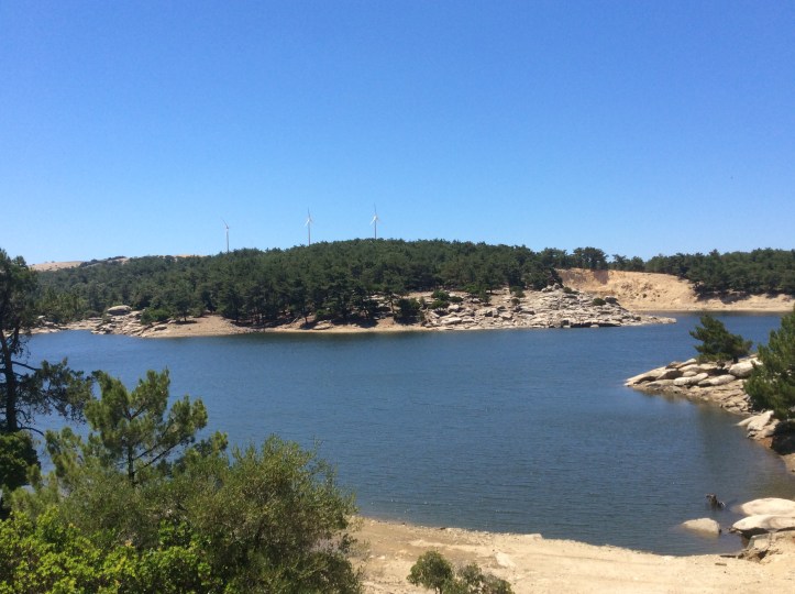 A 700 m. Il laghetto artificiale di Pezi