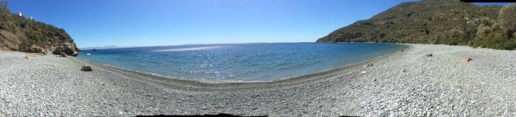 La spiaggia sotto Agios Nikolaos , a sud di Tirou