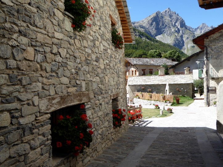 Chiappera, in lontananza la Rocca Provenzale