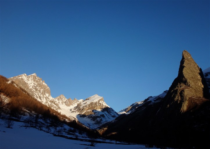 in fondo a sx il vallone dell'Infernetto e al centro i pendii verso il col Maurin